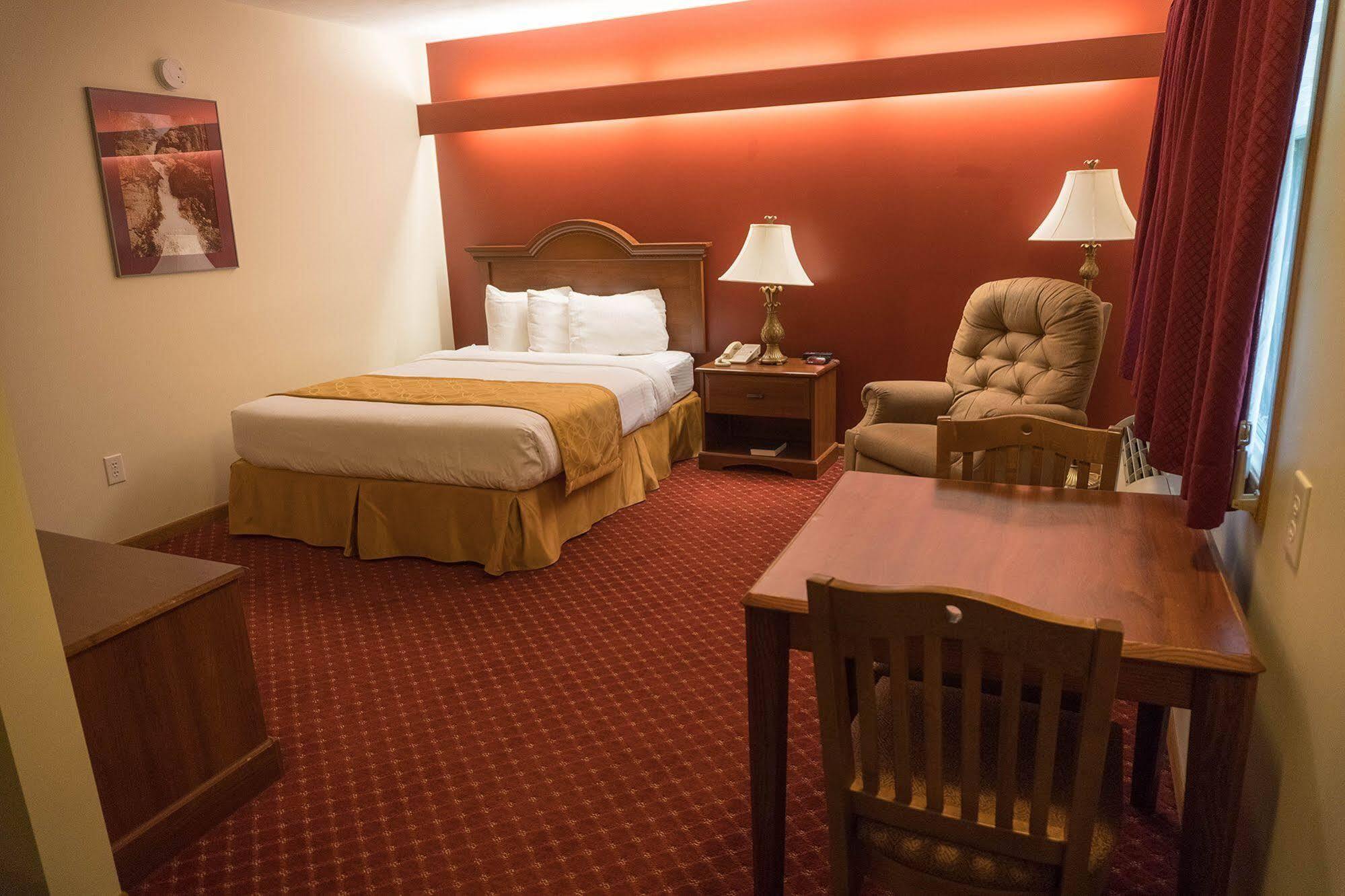 Shepherd Mountain Inn & Suites Pilot Knob Esterno foto