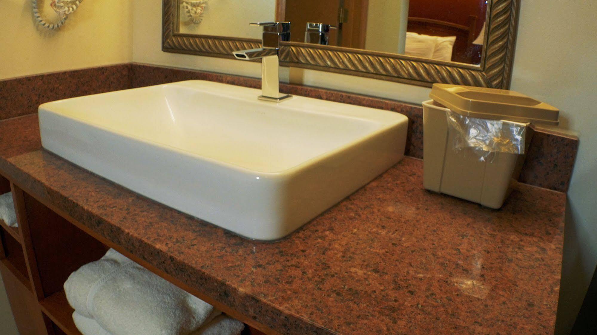 Shepherd Mountain Inn & Suites Pilot Knob Esterno foto