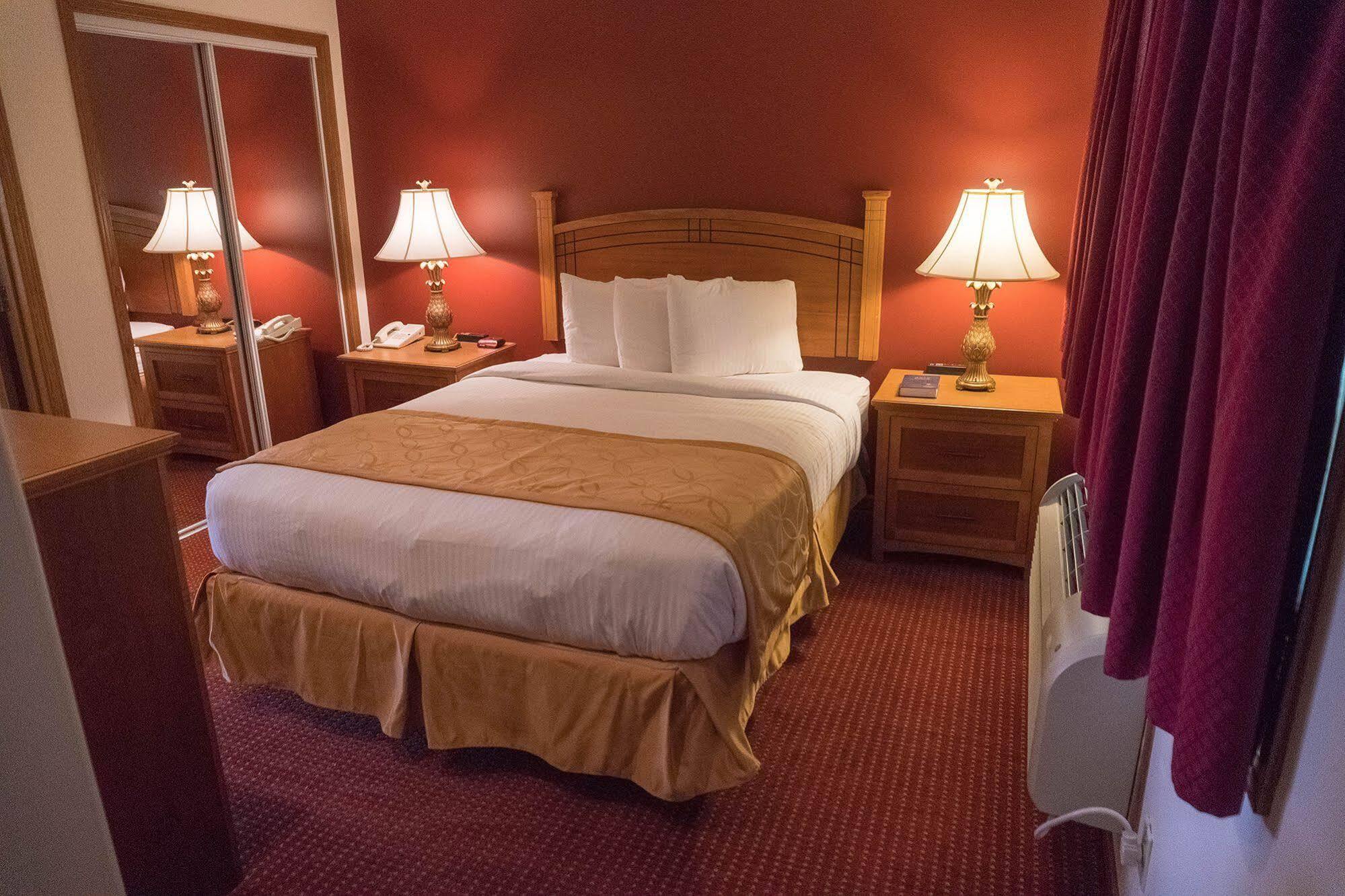 Shepherd Mountain Inn & Suites Pilot Knob Esterno foto